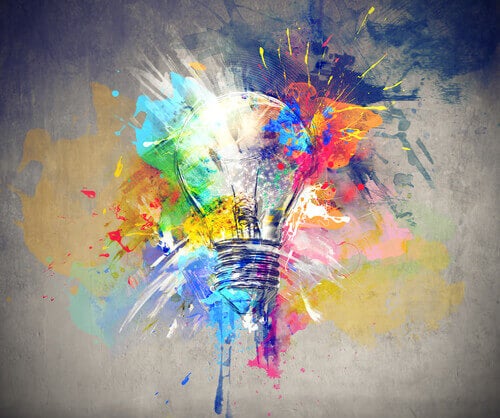 lampadina con esplosione di colori a simboleggiare creatività